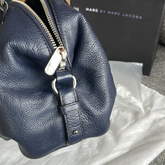 Marc by Marc Jacob’s New Q Legend Satchel bag in Navy with Silver metalware - Picture 14 of 16